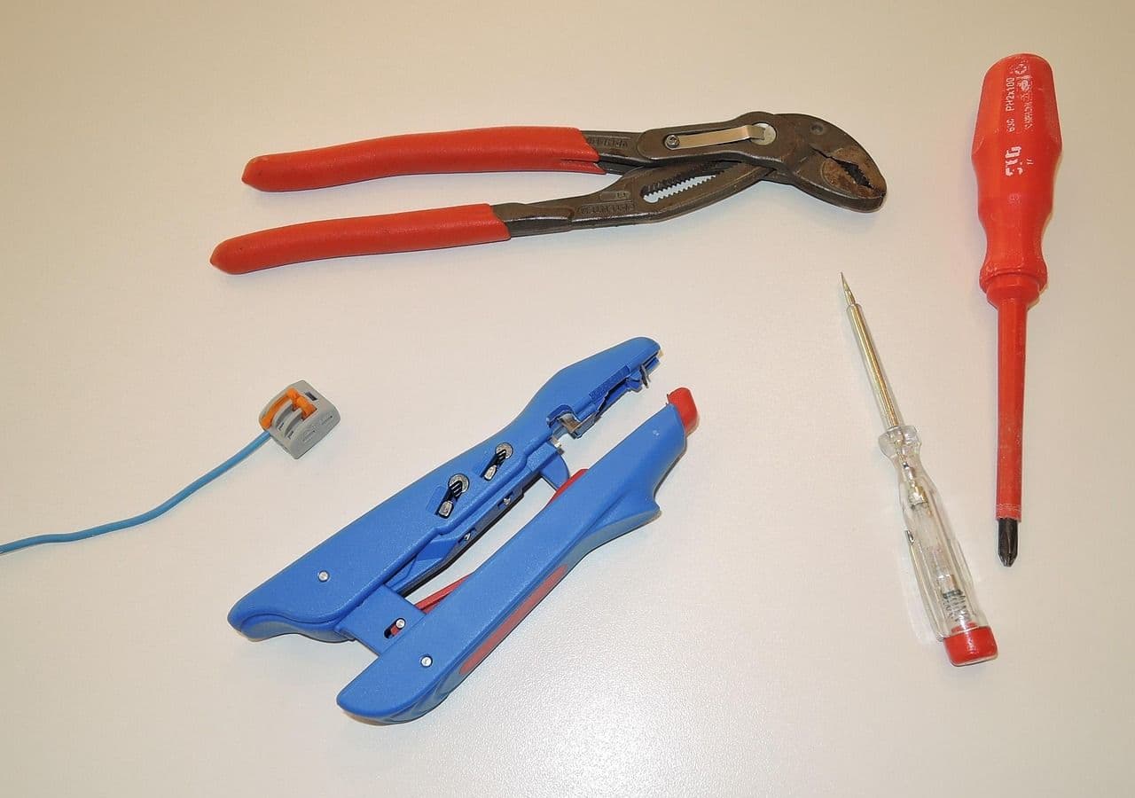 Klein Tools NCVT1XTKIT Non-Contact Low Voltage Tester Pen & GFCI Outlet Kit $20
